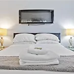 Cozy 1 Bedroom Downtown Central