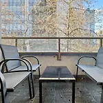 Cozy 1 Bedroom Downtown Central