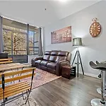 Cozy 1 Bedroom Downtown Central