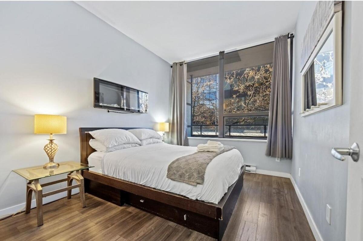 Cozy 1 Bedroom Downtown *