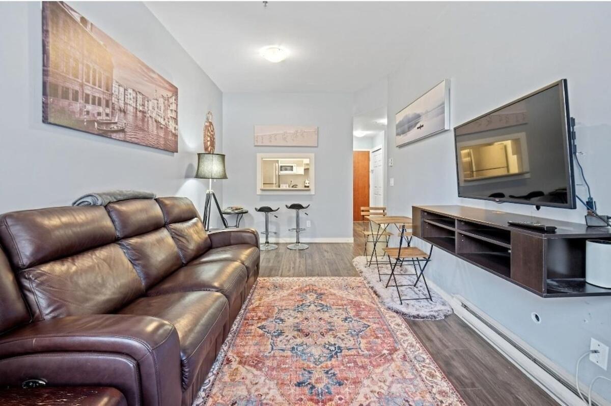 Cozy 1 Bedroom Downtown Apartment *
